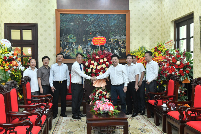 Đồng chí Phan Thăng An, Phó Trưởng Ban tổ chức Trung ương tặng hoa chúc mừng Báo Nhân Dân nhân dịp kỷ niệm 98 năm Ngày Báo chí cách mạng Việt Nam. (Ảnh: ĐĂNG KHOA)