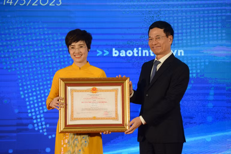 Đồng chí Nguyễn Mạnh Hùng, Ủy viên Trung ương Đảng, Bộ trưởng Thông tin và Truyền thông, thừa ủy quyền của Chủ tịch nước đã trao Huân chương Lao động hạng Nhất cho Báo Tin tức.