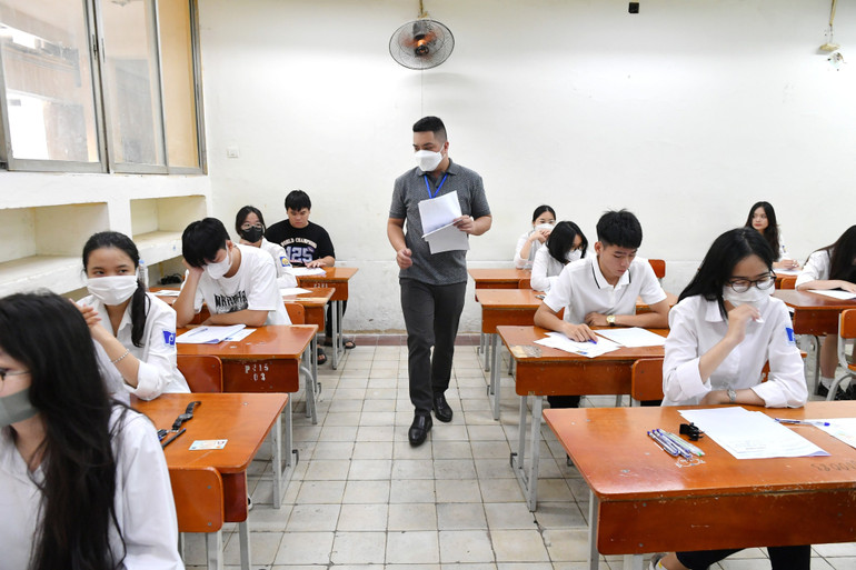 Quang cảnh bên trong phòng thi tại điểm thi Trường trung học phổ thông Nguyễn Trãi. (Ảnh: Thành Đạt)