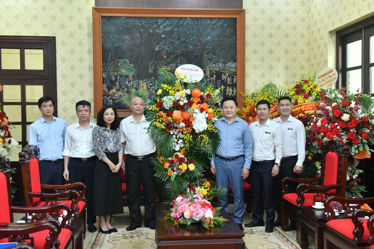 Đoàn đại biểu Kiểm toán Nhà nước chúc mừng Báo Nhân Dân. (Ảnh: ĐĂNG KHOA)