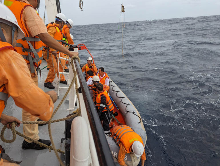 Lực lượng cứu nạn cứu và đưa nạn nhân lên tàu chuyên dụng SAR 413