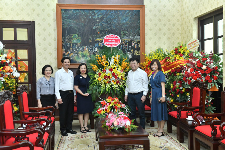 Đoàn đại biểu Nhà xuất bản Chính trị quốc gia Sự thật chúc mừng Báo Nhân Dân. (Ảnh: ĐĂNG KHOA)