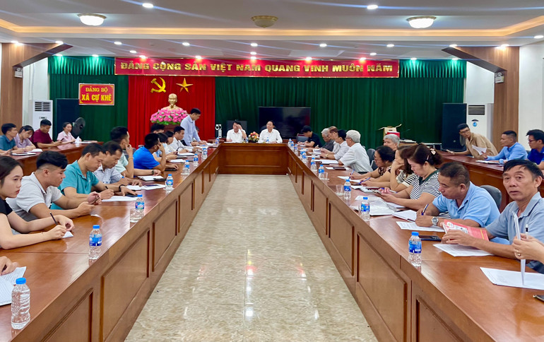 Quang cảnh cuộc họp chiều 24/10 tại xã Cự Khê.