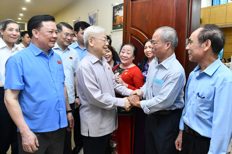 Tổng Bí thư Nguyễn Phú Trọng với đại biểu và cử tri các quận Ba Đình, Đống Đa và Hai Bà Trưng (thành phố Hà Nội). (Ảnh: ĐĂNG KHOA)