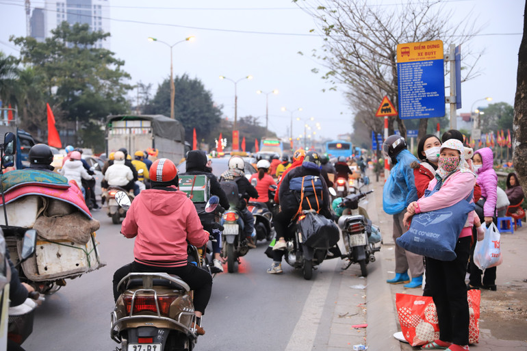 Nhiều khách chấp nhận đứng ngoài đường đợi do năm nay không còn tình trạng "vỡ bến".