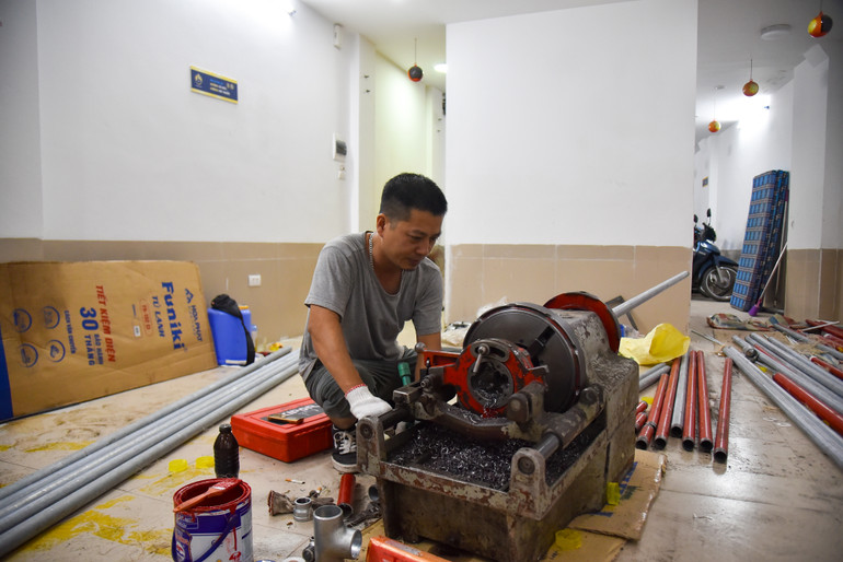 Công nhân tiến hành lắp đặt hệ thống chữa cháy tự động tại các tầng. (Ảnh: Nhật Quang) Công nhân tiến hành lắp đặt hệ thống chữa cháy tự động tại các tầng. (Ảnh: Nhật Quang)