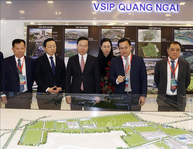 Chủ tịch nước Võ Văn Thưởng xem trưng bày tại Lễ kỷ niệm. (ẢNH: TTXVN)