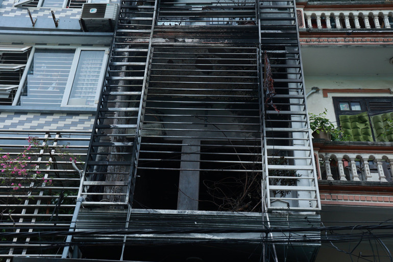 Hệ thống “chuồng cọp” kiên cố tại ngôi nhà bị cháy ở phường Quang Trung, Hà Đông đã cản trở việc cứu hộ cứu nạn. Hậu quả, 4 người đã tử vong sau đó vì bị mắc kẹt bên trong. Hệ thống “chuồng cọp” kiên cố tại ngôi nhà bị cháy ở phường Quang Trung, Hà Đông đã cản trở việc cứu hộ cứu nạn. Hậu quả, 4 người đã tử vong sau đó vì bị mắc kẹt bên trong.