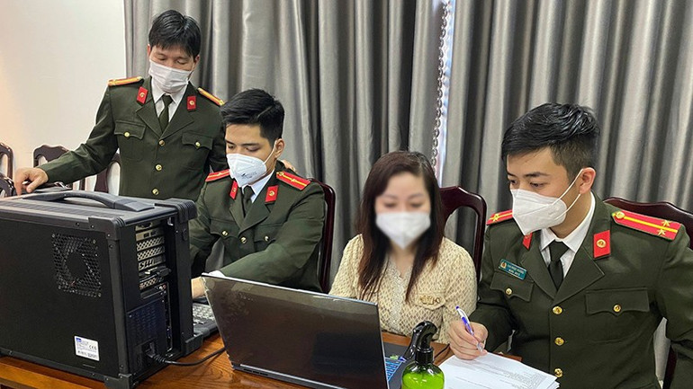 Cán bộ Phòng An ninh mạng và phòng, chống tội phạm sử dụng công nghệ cao (Công an tỉnh Thừa Thiên Huế) kiểm tra dữ liệu máy tính của đối tượng mua bán trái phép thông tin cá nhân. (Ảnh minh họa: PHƯƠNG THỦY)