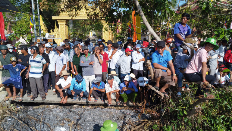 Đông đảo người xem cổ vũ cho các đội đua ghe ngo.