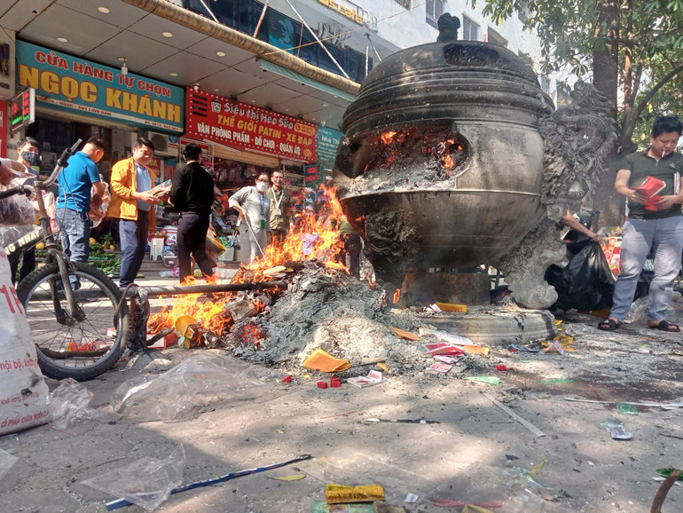 Đốt vàng mã tràn ra cả vỉa hè, khói lửa nghi ngút. Đốt vàng mã tràn ra cả vỉa hè, khói lửa nghi ngút.