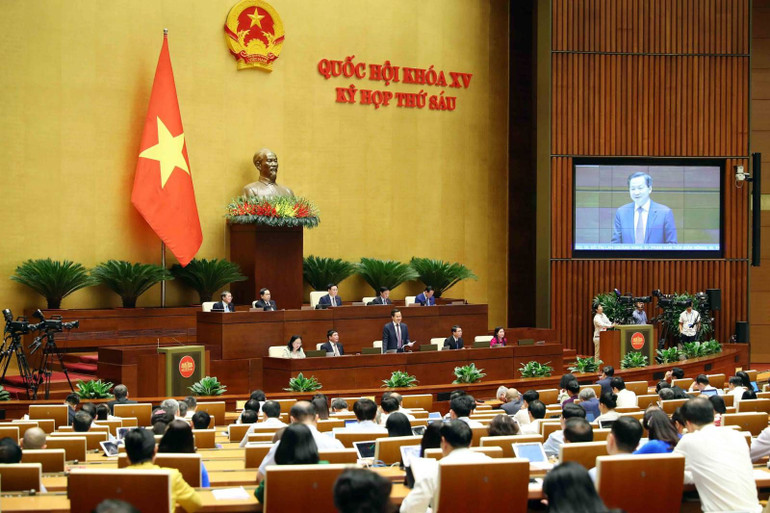 Quang cảnh buổi trả lời chất vấn.