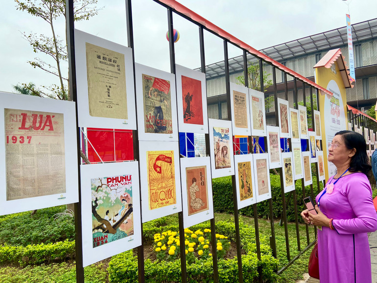 Các ấn phẩm báo Xuân gây ấn tượng mạnh cho người tham quan.