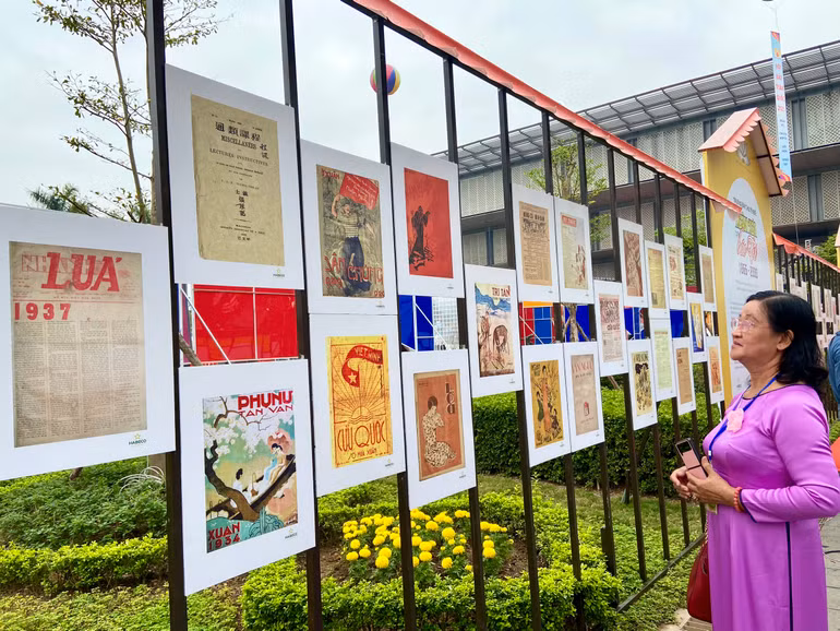 Các ấn phẩm báo Xuân gây ấn tượng mạnh cho người tham quan. Các ấn phẩm báo Xuân gây ấn tượng mạnh cho người tham quan.