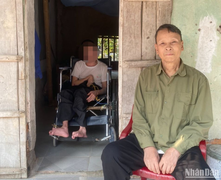 Ông Thể và người con trai gánh trên vai nỗi đau da cam ở trong căn nhà cũ lụp xụp. Ảnh chụp tháng 10/2022.