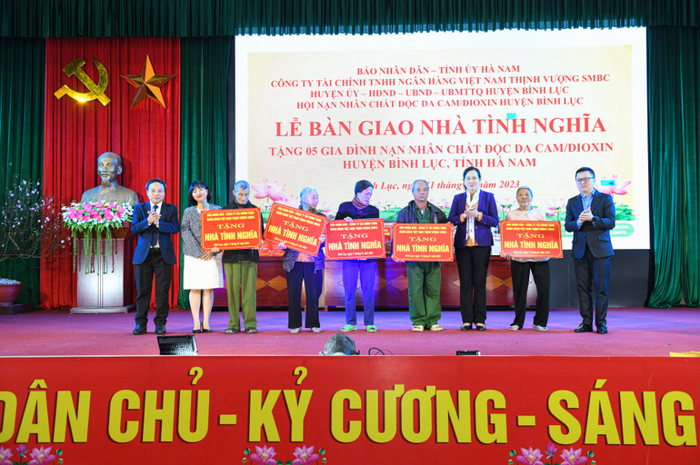 Sau gần 2 tháng thi công khẩn trương, chiều 11/1, những ngôi nhà nghĩa tình đã được trao tặng lại cho 5 hộ gia đình đang mang nỗi đau da cam.