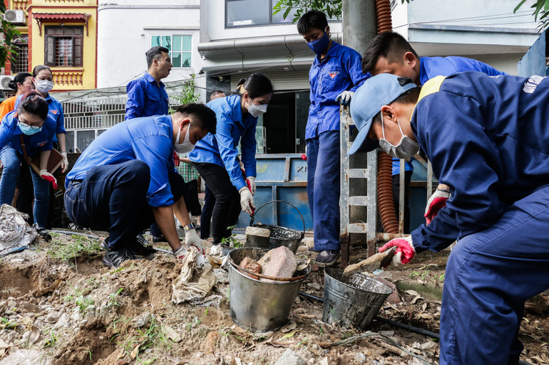 Các đoàn viên hy vọng góp phần nhỏ vào việc giữ cho các "mạch ngầm" của Thủ đô Hà Nội luôn được thông suốt, đặc biệt trong mùa mưa sắp tới.