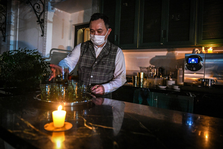 Quầy phục vụ của khách sạn Metropole Hà Nội cũng tắt đèn, thắp nến để hưởng ứng chiến dịch.