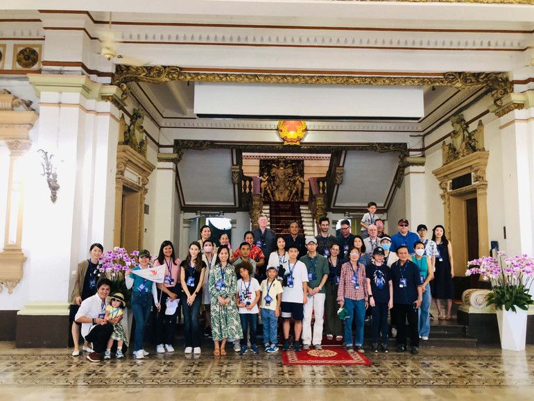 Du khách thích thú khi lần đầu tham quan trụ sở Hội đồng nhân dân và Ủy ban nhân dân Thành phố Hồ Chí Minh.