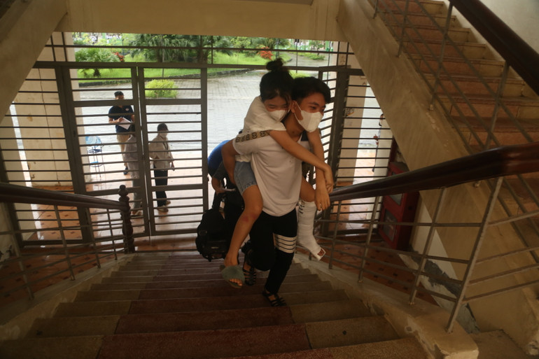 Trần Thị Thu Hà được hỗ trợ tới phòng thi.