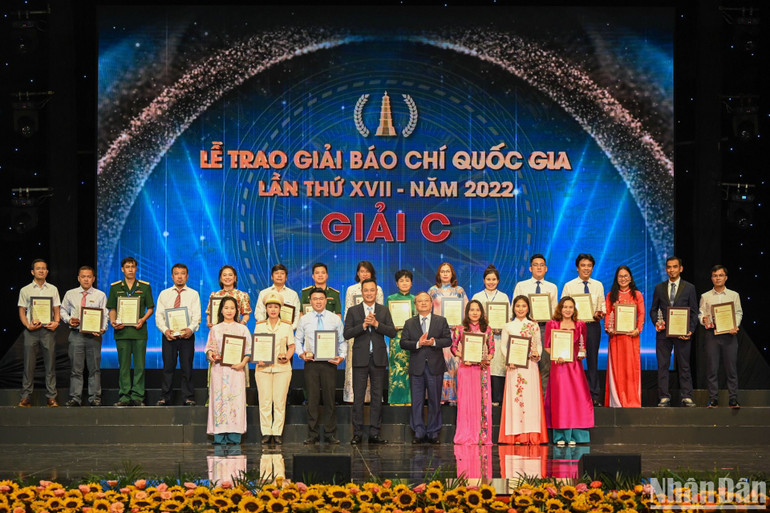 Trao giải C cho các tác giả, đại diện nhóm tác giả đoạt giải. (Ảnh: DUY LINH)