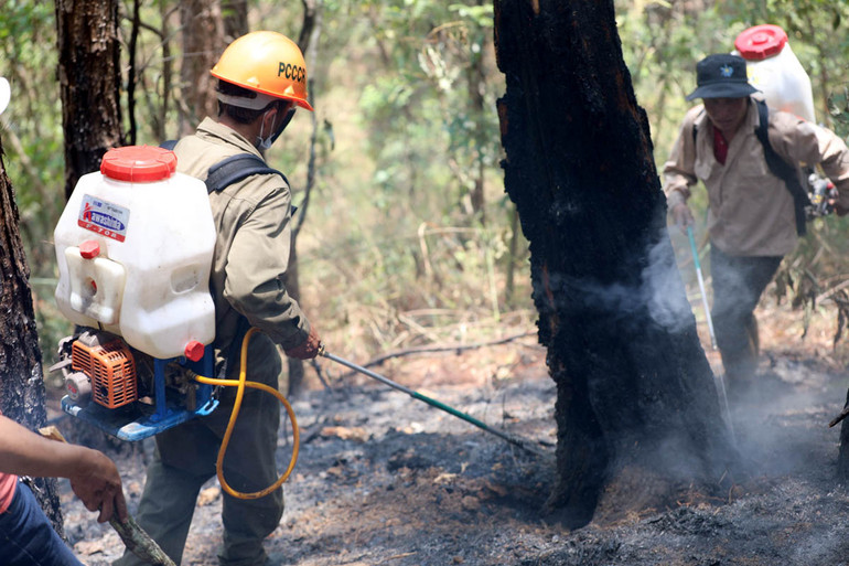 Xử lý những đám cháy âm ỉ để hạn chế bùng cháy trở lại.