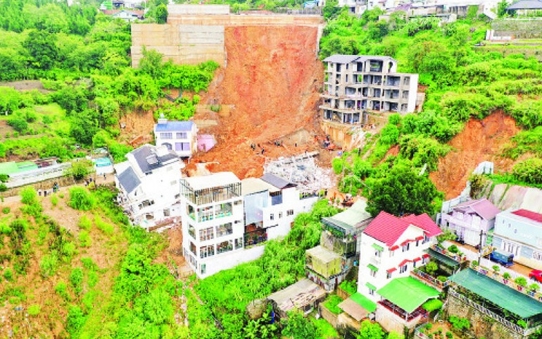 Hiện trường sạt lở nghiêm trọng tại đường Hoàng Hoa Thám, thành phố Đà Lạt (Lâm Đồng). (Ảnh: NGUYỄN NGHĨA)