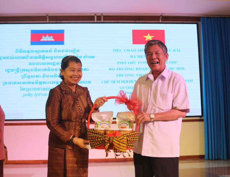 Bí thư Tỉnh ủy Trà Vinh Ngô Chí Cường nhận quà Tết của Đoàn đại biểu cấp cao Vương quốc Campuchia.