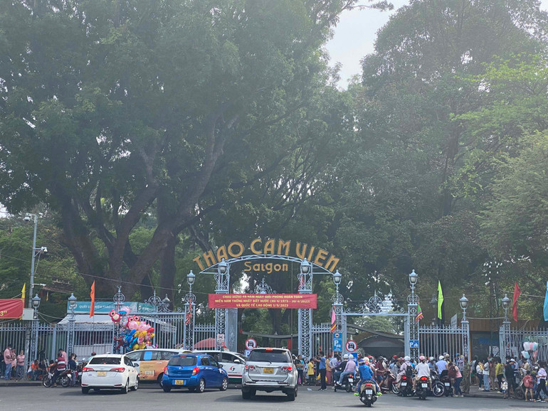 Thảo Cầm Viên thu hút đông đảo người dân tham quan trong sáng 30/4