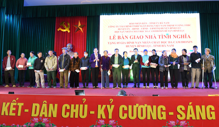 Dịp này, Báo Nhân Dân cũng dành tặng 60 suất quà cho các hộ nghèo, hộ nạn nhân chất độc da cam. (Ảnh: Thành Đạt)