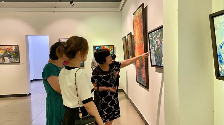 Khán giả đến tham dự triển lãm “Đa sắc”. Khán giả đến tham dự triển lãm “Đa sắc”.