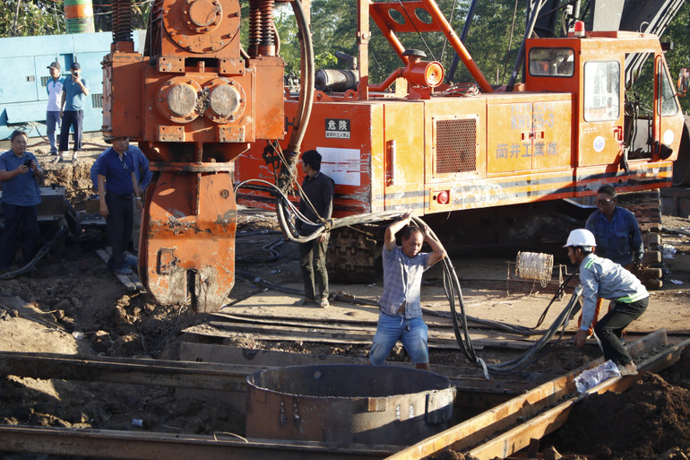 Sau khi ống vách được đưa xuống, lực lượng cứu hộ sẽ tiến hành đưa đất ra bên ngoài để chuẩn bị cho phương án rút ống bê-tông.