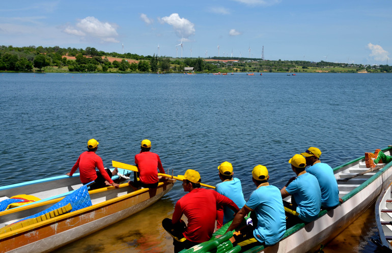 Giải đua thuyền truyền thống vô địch quốc gia năm 2023 được tổ chức tại Hồ Bàu Trắng, thuộc Thắng cảnh quốc gia Bàu Trắng, xã Hòa Thắng, huyện Bắc Bình, Bình Thuận. (Ảnh: Đình Châu)