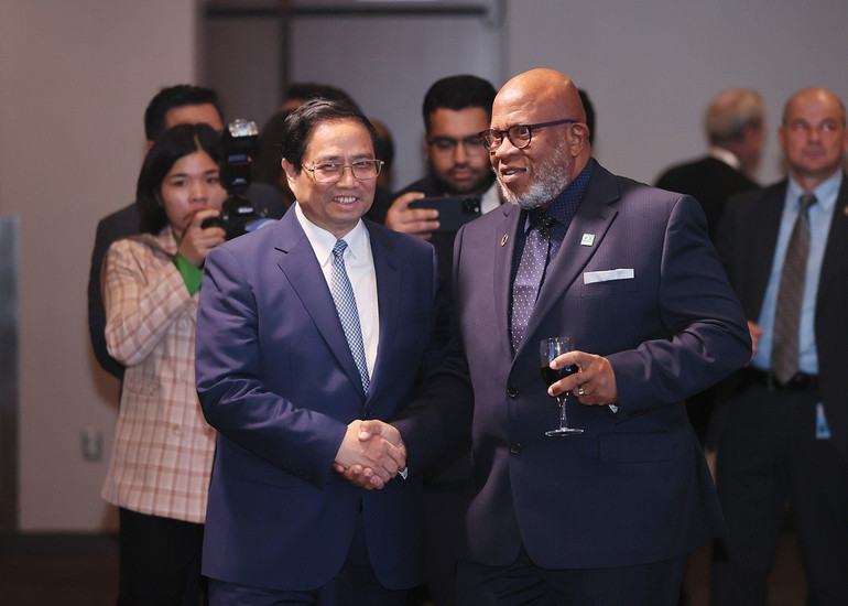 Thủ tướng Phạm Minh Chính với Chủ tịch Đại Hội đồng Liên hợp quốc khóa 78 Dennis Francis dự chiêu đãi kỷ niệm 78 năm Quốc khánh và 46 năm Việt Nam gia nhập Liên hợp quốc. (Ảnh: Dương Giang/TTXVN)