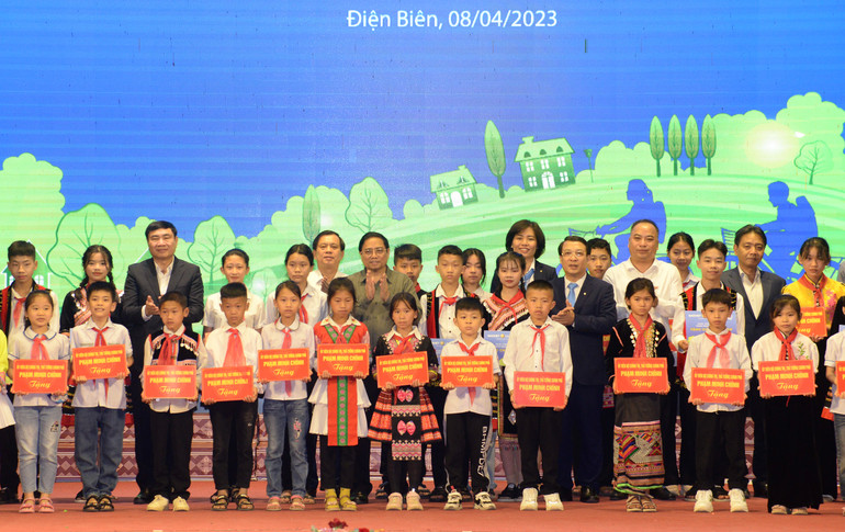 Thủ tướng Phạm Minh Chính trao học bổng cho các cháu học sinh có hoàn cảnh khó khăn tỉnh Điện Biên. Thủ tướng Phạm Minh Chính trao học bổng cho các cháu học sinh có hoàn cảnh khó khăn tỉnh Điện Biên.