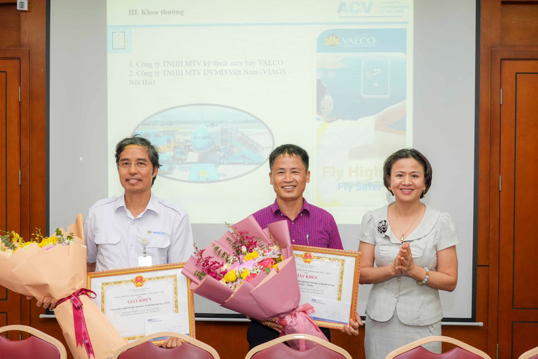 Bà Nguyễn Thị Kim Ngân, Phó giám đốc Cảng Hàng không quốc tế Nội Bài trao giấy khen của Tổng công ty Cảng hàng không Việt Nam cho 2 đơn vị có thành tích vượt trội trong tháng kiểm soát FOD: Công ty TNHH MTV kỹ thuật máy bay VAECO và Công ty TNHH MTV Dịch vụ mặt đất Việt Nam VIAGS Nội Bài.