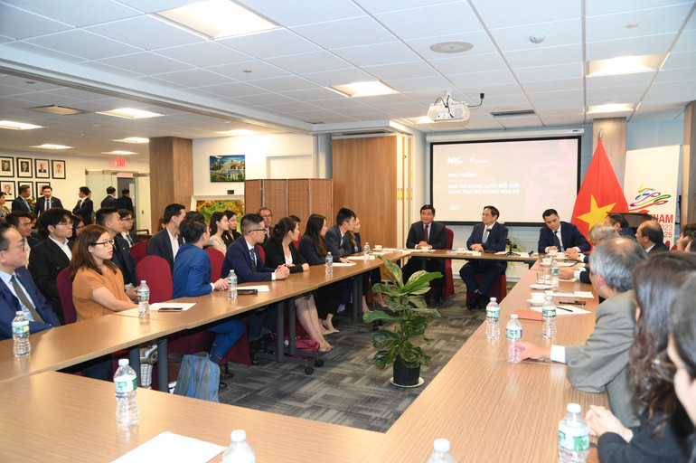 Chiều 22/9 theo giờ địa phương, tại New York, Hoa Kỳ, Thủ tướng Phạm Minh Chính đã gặp gỡ các thành viên của Mạng lưới đổi mới sáng tạo Việt Nam tại Hoa Kỳ.