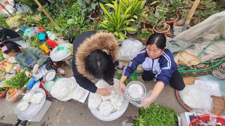Vào ngày này, người dân sẽ mua bún, đậu, rau cần mang đi biếu họ hàng nội ngoại hai bên.