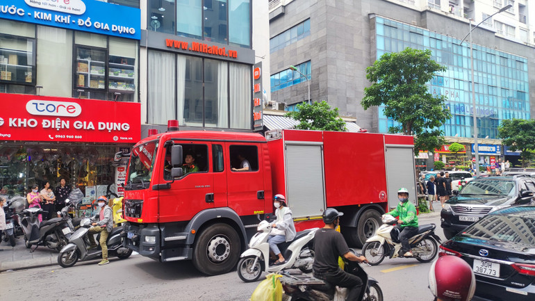 Xe cứu hỏa được điều tới hiện trường.