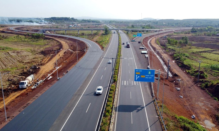 Đề án "Tăng cường ứng dụng công nghệ thông tin và chuyển đổi số trong lĩnh vực đường bộ giai đoạn 2023-2025, định hướng đến 2030" sẽ lấy người dân và doanh nghiệp làm trung tâm. Đề án "Tăng cường ứng dụng công nghệ thông tin và chuyển đổi số trong lĩnh vực đường bộ giai đoạn 2023-2025, định hướng đến 2030" sẽ lấy người dân và doanh nghiệp làm trung tâm.