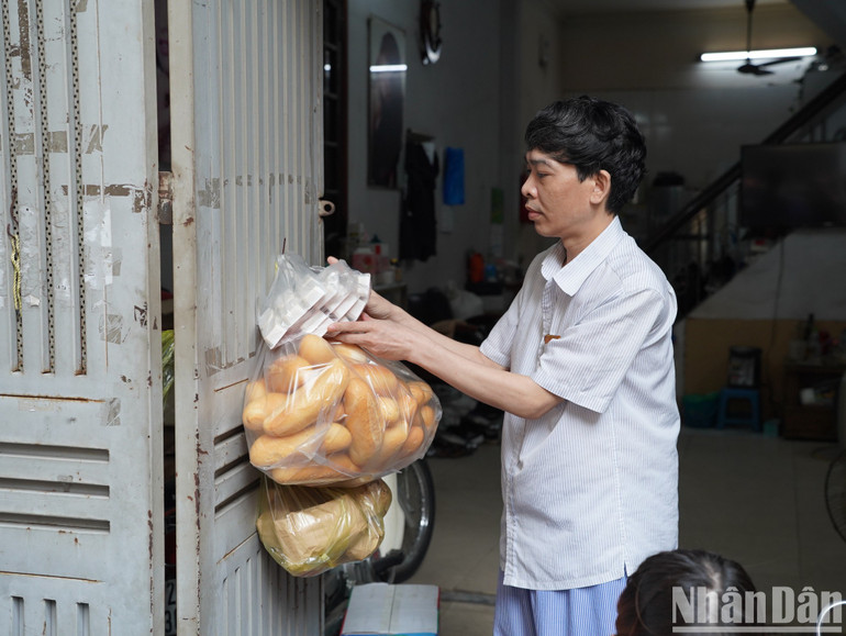 Anh Hà Quang Trung, người dân tại ngõ 29/70 cùng bà con chuẩn bị những suất ăn nhẹ.