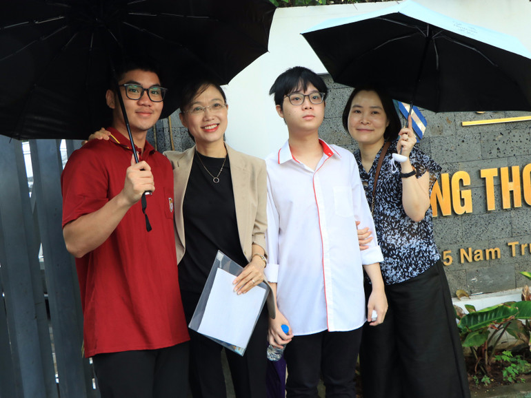 Cô Bình chia sẻ, trong mùa thi năm nay, cô sẽ đi tới tất cả các điểm trường mà học trò dự thi. Cô Bình chia sẻ, trong mùa thi năm nay, cô sẽ đi tới tất cả các điểm trường mà học trò dự thi.