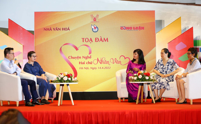 Tọa đàm "Chuyện nghề: Hai chữ nhân văn" tại Hội Báo toàn quốc năm 2022.