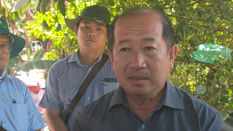 Ông Đoàn Tấn Bửu, Phó Chủ tịch Ủy ban nhân dân tỉnh Đồng Tháp trao đổi với phóng viên Báo Nhân Dân tại hiện trường. Ông Đoàn Tấn Bửu, Phó Chủ tịch Ủy ban nhân dân tỉnh Đồng Tháp trao đổi với phóng viên Báo Nhân Dân tại hiện trường.