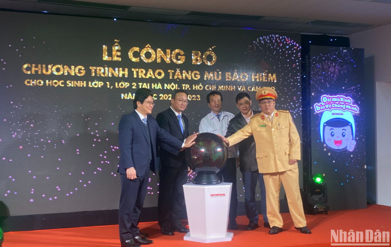 Đại diện các đơn vị tại lễ công bố chương trình trao tặng mũ bảo hiểm cho học sinh tiểu học 3 thành phố lớn.