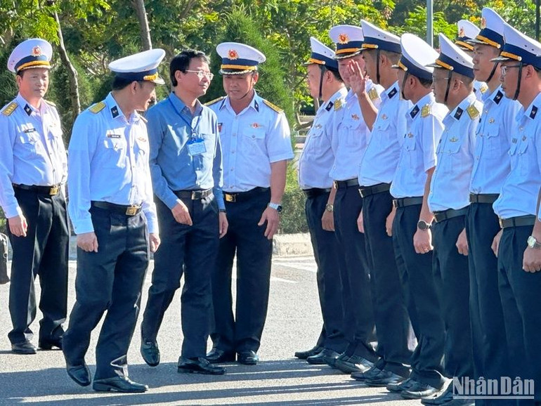 Bí thư Tỉnh ủy Lào Cai Đặng Xuân Phong thăm cán bộ, chiến sĩ Bộ Tư lệnh Vùng 4 Hải quân thực hiện nhiệm vụ tại Cảng Cam Ranh, tỉnh Khánh Hòa. (Ảnh: TRƯỜNG GIANG)