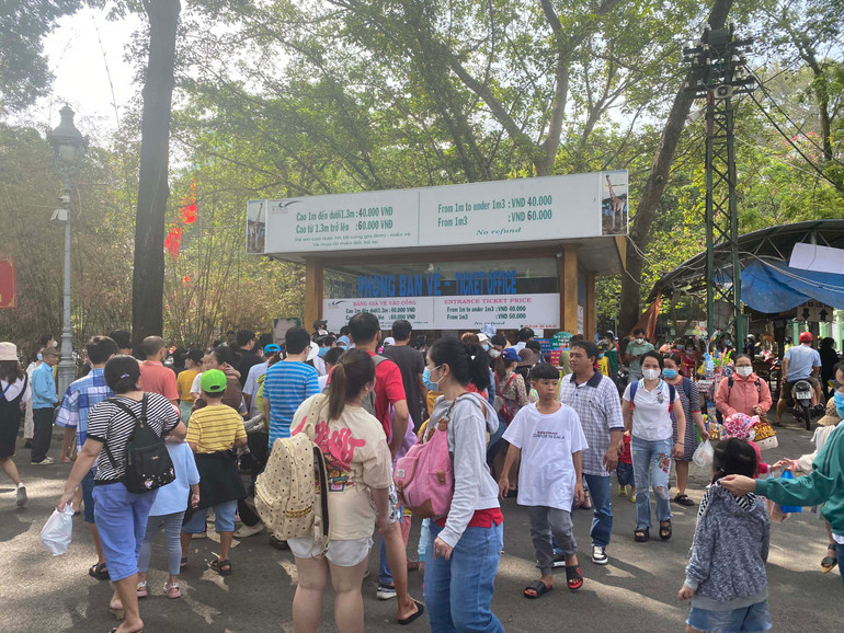 Khá đông người tập trung trước phòng vé Thảo Cầm Viên