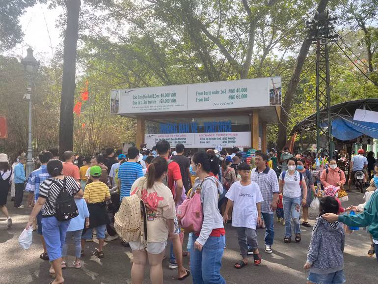 Khá đông người tập trung trước phòng vé Thảo Cầm Viên