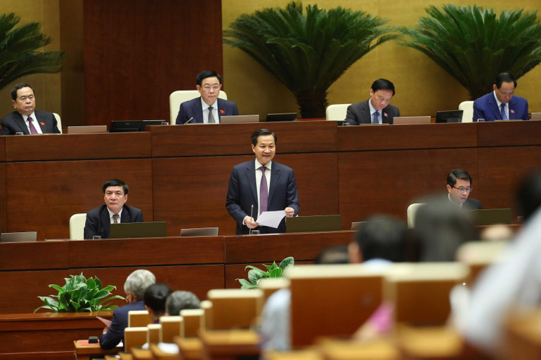 Phó Thủ tướng Chính phủ Lê Minh Khái trả lời chất vấn trước Quốc hội một số nội dung liên quan lĩnh vực kinh tế tổng hợp. (Ảnh: VGP)