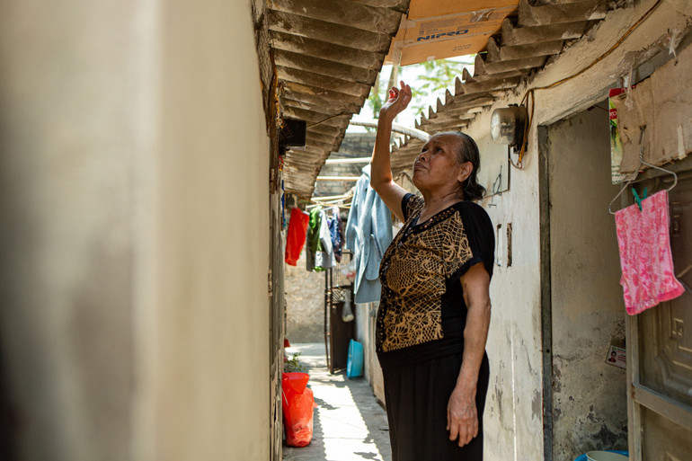 Mái fibro xi-măng chỉ cao quá đầu người càng khiến xóm chạy thận Lê Thanh Nghị trở nên hầm hập hơn.